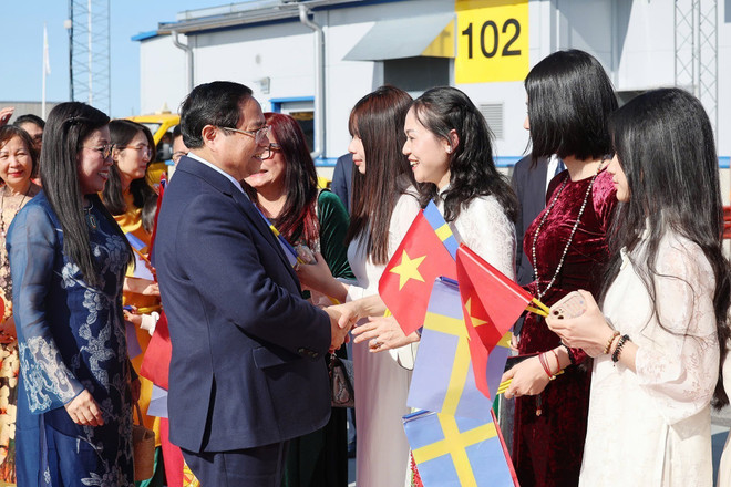 Funcionario de la Embajada de Vietnam en Suecia despiden al primer ministro Pham Minh Chinh y su esposa en el aeropuerto Arlanda, Suecia. (Fuente: VNA) 2.jpg