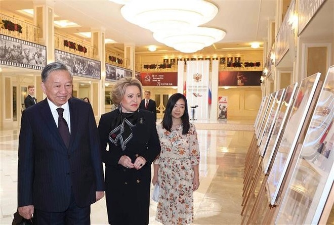 El secretario general del Partido Comunista de Vietnam, To Lam, y la presidenta del Consejo de la Federación Rusa, Valentina Matviyenko. (Foto: VNA) vna-potal-tong-bi-thu-to-lam-hoi-kien-chu-tich-hoi-dong-lien-bang-quoc-hoi-lb-nga-8023060.jpg