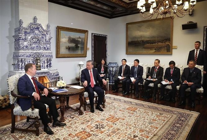 El secretario general del Partido Comunista de Vietnam (PCV), To Lam, se reúne con Dmitry Medvédev, presidente del partido Rusia Unida y vicepresidente del Consejo de Seguridad de la Federación Rusa. (Fuente: VNA) vna-potal-tong-bi-thu-to-lam-hoi-kien-voi-chu-tich-dang-nuoc-nga-thong-nhat-dmitry-medvedev-8023361.jpg