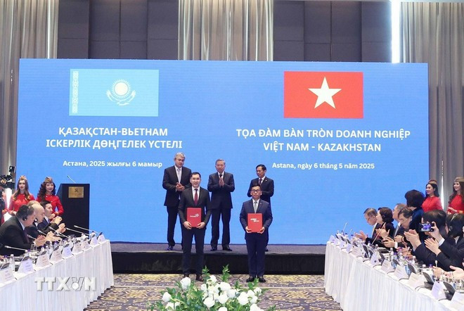El secretario general del Partido Comunista de Vietnam, To Lam, presencia la firma de un acuerdo de cooperación entre VietjetAir y Qazaq Air. (Fuente: VNA) tong-bi-thu-to-lam-du-toa-dam-ban-tron-doanh-nghiep-viet-nam-kazakhstan-8015235-1.jpg
