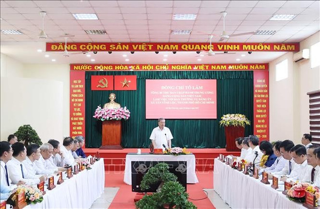 El secretario general del Partido Comunista de Vietnam, To Lam, habla en la reunión con el Buró Ejecutivo del Comité del Partido en la comuna de Tan Vinh Loc. (Fuente: VNA) uuid0b384722-583e-4b09-b838-750039d5900ccode001library1type1mode1loctruecaptrue.jpg