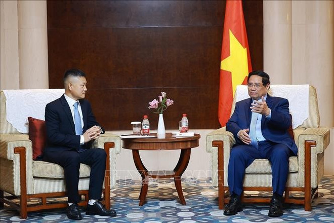 El primer ministro de Vietnam, Pham Minh Chinh, y el vicepresidente senior del Grupo de Ciencia y Tecnología Yadea, Wang Jiazhong. (Foto: VNA) vuong-gia-trung.jpg