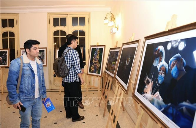 Visitantes a la exposición fotográfica del concurso "Vietnam Feliz" de 2024. (Foto: VNA) viet-nam-hanh-phuc-happy-vietnam-1.jpg
