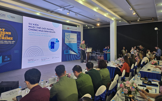 El coronel Le Hoang Duong, subdirector del Departamento de Asuntos Exteriores del Ministerio de Seguridad Pública, habla en el evento. (Fuente: VNA) vna-potal-toa-dam-ket-noi-hanh-dong-khong-de-ai-lai-phia-sau-trong-cong-tac-phong-chong-mua-ban-nguoi-8176113.jpg