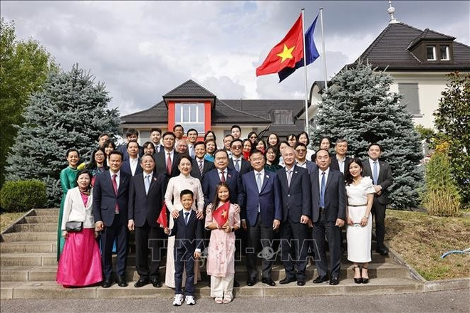 El presidente de la Asamblea Nacional de Vietnam, Tran Thanh Man, su esposa, el personal de las misiones diplomáticas y miembros de la comunidad vietnamita en Suiza. (Fuente: VNA) tran-thanh-man-2.jpg