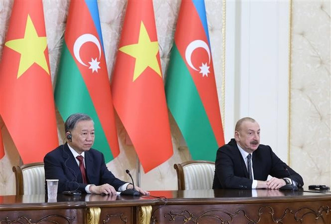 El secretario general del Partido Comunista de Vietnam, To Lam, y el presidente de Azerbaiyán, Ilham Aliyev, en la conferencia de prensa conjunta. (Fuente: VNA) 1-416.jpg
