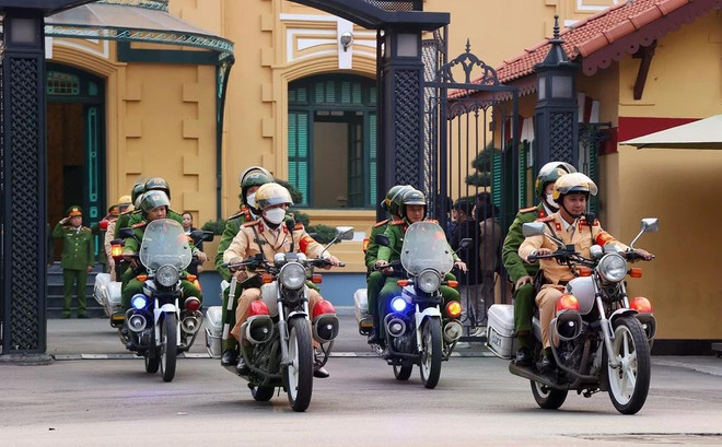 La Policía de la ciudad de Hanoi patrulla las calles. Foto: VNA 3.jpg
