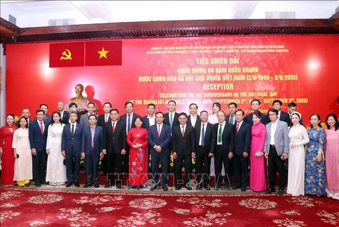 Líderes de Ciudad Ho Chi Minh y representantes de empresas destacadas. (Fuente: VNA) 6.jpg