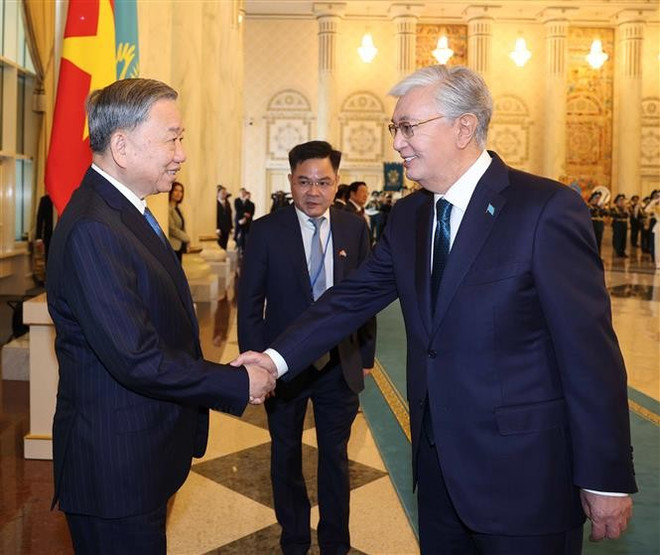El presidente de Kazajistán, Kassym-Jomart Tokayev, y el ecretario general del Partido Comunista de Vietnam, To Lam. (Fuente: VNA) thumbstand-11.jpg