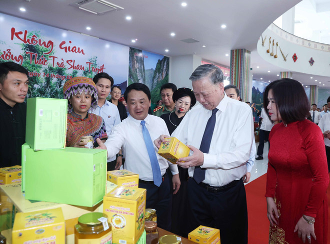 El secretario general del Partido Comunista de Vietnam, To Lam, observa la exhibición de productos típicos de la provincia de Tuyen Quang. (Foto: VNA) vna-potal-tong-bi-thu-to-lam-lam-viec-voi-ban-thuong-vu-tinh-uy-tuyen-quang-8210167.jpg