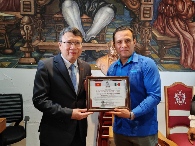 El alcalde de Taxco de Alarcón entrega los Reconocimientos del Ayuntamiento de la ciudad al embajador Nguyen Van Hai y la Embajada de Vietnam en México por las contribuciones a promoción de la amistad, la cooperación y el entendimiento entre ambos pueblos. (Fuente: VNA) vna-potal-tang-cuong-hop-tac-dia-phuong-tao-dong-luc-cho-quan-he-viet-nam-mexico-8134776.jpg