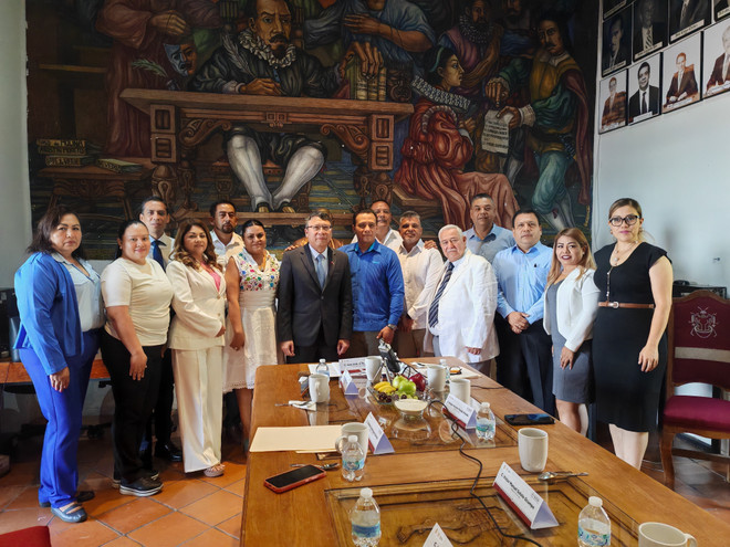El embajador de Vietnam en México, Nguyen Van Hai, con el alcalde de Taxco de Alarcón, Juan Andrés Vega Carranza, y autoridades locales en la sesión de trabajo. Foto: VNA vna-potal-tang-cuong-hop-tac-dia-phuong-tao-dong-luc-cho-quan-he-viet-nam-mexico-8134774.jpg