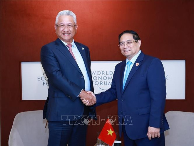 El primer ministro de Vietnam, Pham Minh Chinh, y el presidente y director general de Foxconn Industrial Internet (FII), Brand Cheng. (Fuente: VNA) 1.jpg