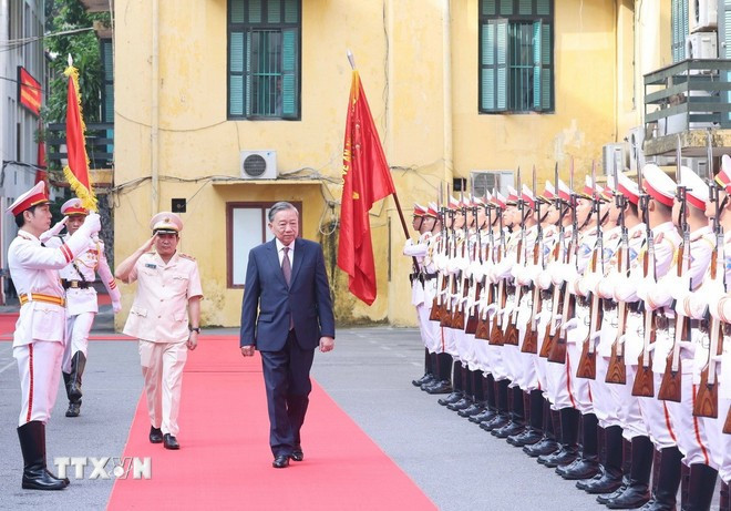 El secretario general del Partido Comunista de Vietnam, To Lam, visita el Departamento de Seguridad Política Interna. (Fuente: VNA) tong-bi-thu-cuc-an-ninh-noi-bo-1.jpg