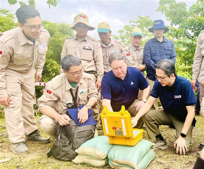 El viceministro de Asuntos Exteriores, Do Hung Viet, y el embajador de Estados Unidos en Vietnam, Marc E. Knapper, presionan el botón para desactivar bombas en la comuna de Huong Tan, distrito de Huong Hoa, provincia de Quang Tri (2 de abril de 2025). Foto: VNA vna-potal-viet-nam-hoa-ky-30-nam-vuot-qua-khac-biet-cung-co-quan-he-doi-tac-chien-luoc-toan-dien-8134882.jpg