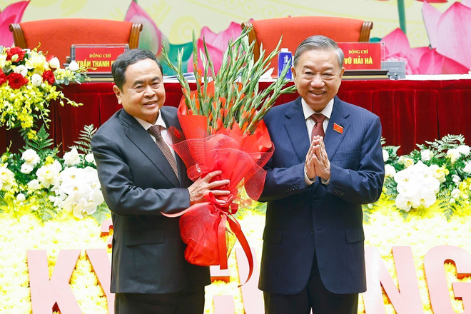 El secretario general del Partido Comunista de Vietnam, To Lam, entrega flores para felicitar a la Asamblea del Partido. Foto: VNA vna-potal-tien-toi-dai-hoi-xiv-cua-dang-dai-hoi-dai-bieu-dang-bo-quoc-hoi-lan-thu-nhat-8295877.jpg
