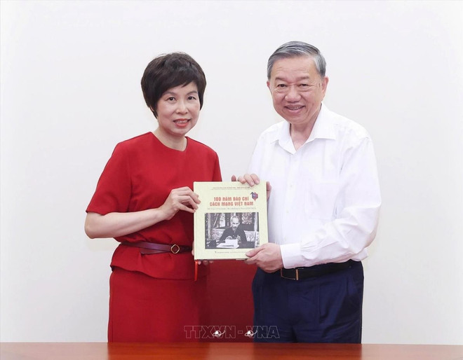 La directora general de VNA, Vu Viet Trang, entrega al secretario general del Partido, To Lam, el libro de fotografías "100 años de periodismo revolucionario vietnamita (1925-2025)", compilado y publicado por la Editorial de la Agencia Vietnamita de Noticias (10 de junio de 2025). Foto: VNA vu-viet-trang-2.jpg