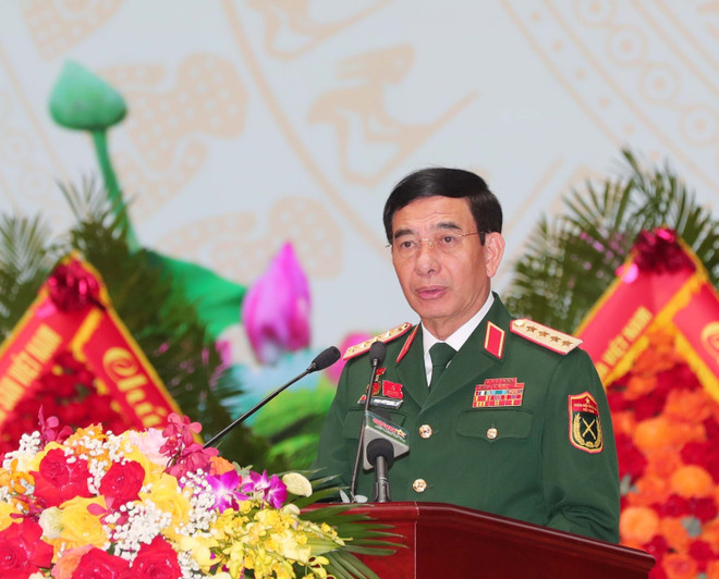El ministro de Defensa, Phan Van Giang, habla en el evento. (Fuente: VNA) vna-potal-khai-mac-trong-the-dai-hoi-dai-bieu-dang-bo-quan-doi-nhiem-ky-2025-2030-8305923.jpg