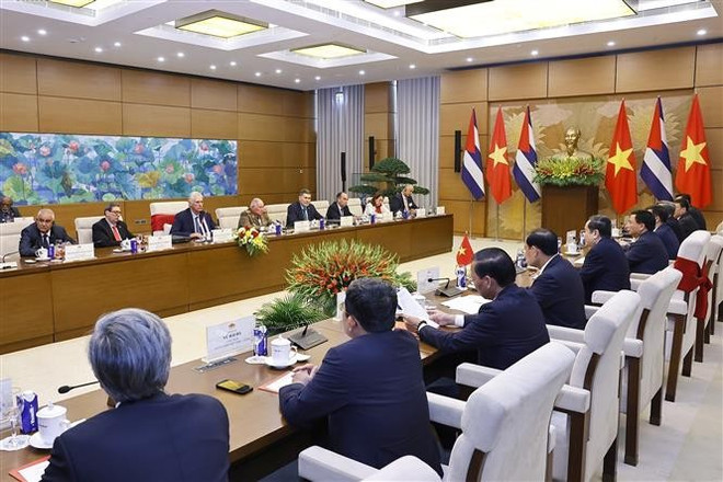 En la reunión. (Fuente: VNA) vna-potal-chu-tich-quoc-hoi-hoi-kien-bi-thu-thu-nhat-chu-tich-cuba-8251570.jpg