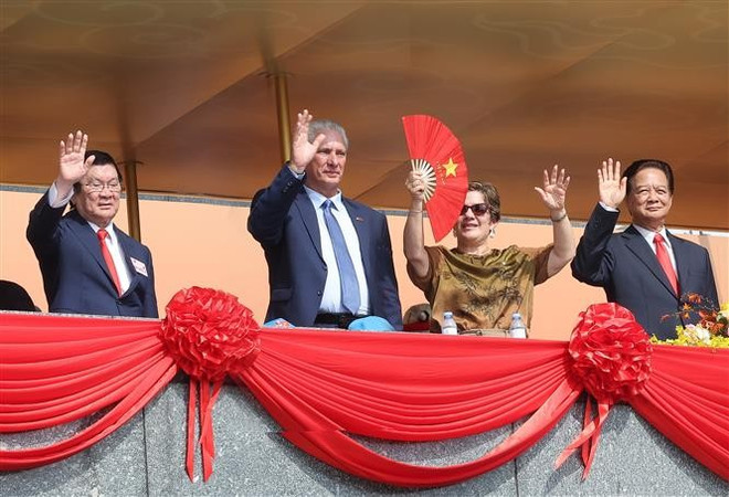 El primer secretario del Comité Central del Partido Comunista y presidente de la República, Miguel Díaz-Canel Bermúdez, y su esposa en las tribunas presenciando el desfile. (Fuente: VNA) vna-potal-le-ky-niem-dieu-binh-dieu-hanh-80-nam-cach-mang-thang-tam-va-quoc-khanh-2-9-8251396.jpg