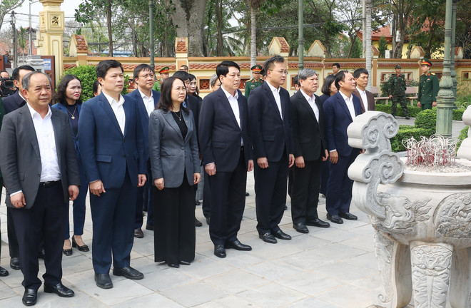 El presidente Luong Cuong y la delegación realizan una ofrenda de inciensos en la Casa Conmemorativa del teniente general Nguyen Binh, ubicada en la aldea Yen Phu, comuna de Giai Pham, distrito de Yen My./. 2.jpg
