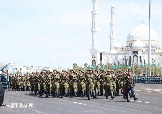 Las fuerzas armadas de Kazajstán desfilan en la ceremonia. (Foto: VNA) 0705-tong-bi-thu-to-lam-duyet-binh-kazakhstan-2.jpg