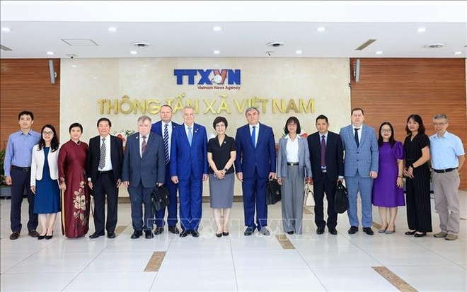 Los delegados toman una fotografía en la sede de la VNA. (Fuente: VNA) ttx4-11025.jpg