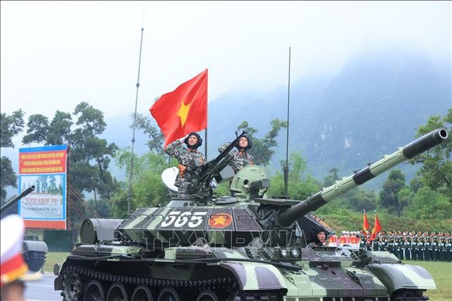 Los tanques de batalla T54B mejorados encabezan el desfile de las Fuerzas Blindadas. (Fuente: VNA) xe-tang-chien-dau-t54b-cai-tien-dan-dau-man-dieu-binh-cua-luc-luong-tang-thiet-giap-ttxvn.jpg