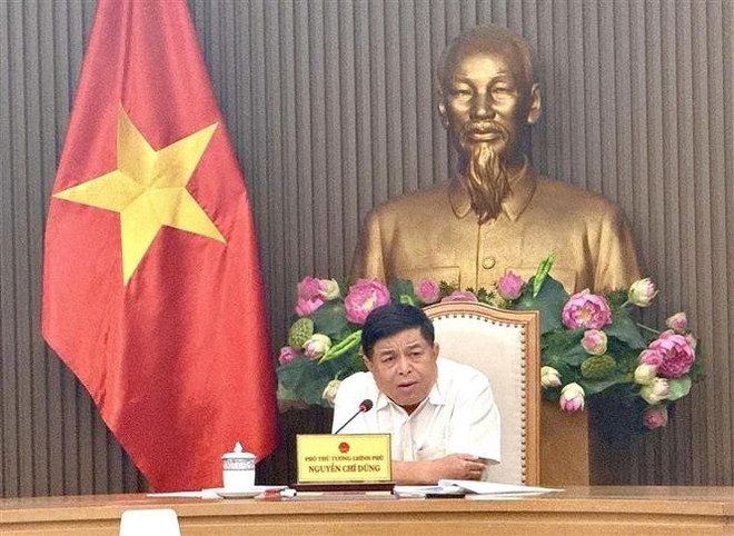 El viceprimer ministro de Vietnam Nguyen Chi Dung habla en la reunión. (Fuente: VNA) vna-potal-pho-thu-tuong-nguyen-chi-dung-hop-ve-dau-tu-mo-rong-cang-hang-khong-quoc-te-phu-quoc-8046193.jpg