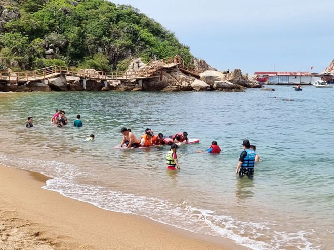 Turistas nadan en una playa de la bahía de Vinh Hy (comuna de Vinh Hai, Khanh Hoa). Foto: VNA anh-3-2.jpg
