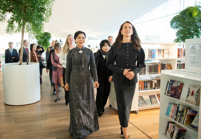 Ngo Phuong Ly, esposa del secretario general del Partido Comunista de Vietnam, y Suzanne Innes-Stubb, cónyuge del presidente de Finlandia. (Foto: VNA) phu-nhan.jpg