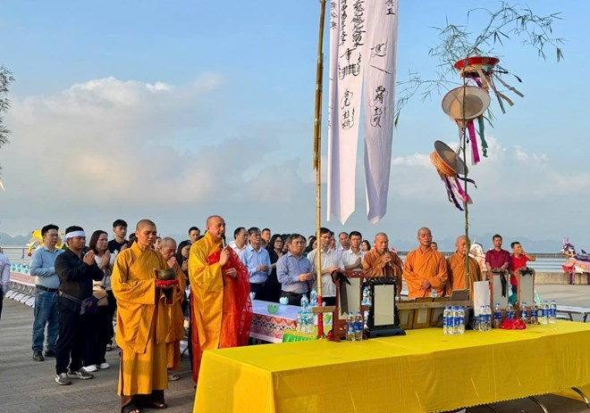 Celebran réquiem en homenaje a víctimas del accidente de barco en bahía de Ha Long. (Fuente: laodong.vn) dai-le-cau-sieu-cho.jpg