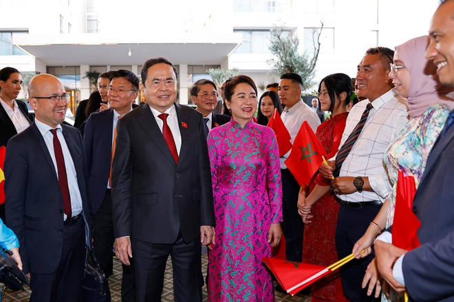 La embajador de Vietnam en Marruecos, Le Kim Quy, funcionarios de la embajada y vietnamitas residentes en Marruecos reciben el presidente la Asamblea Nacional de Vietnam, Tran Thanh Man, y su esposa. (Fuente: VNA) vna-potal-chu-tich-quoc-hoi-tran-thanh-man-va-phu-nhan-tham-chinh-thuc-vuong-quoc-maroc-8170178.jpg