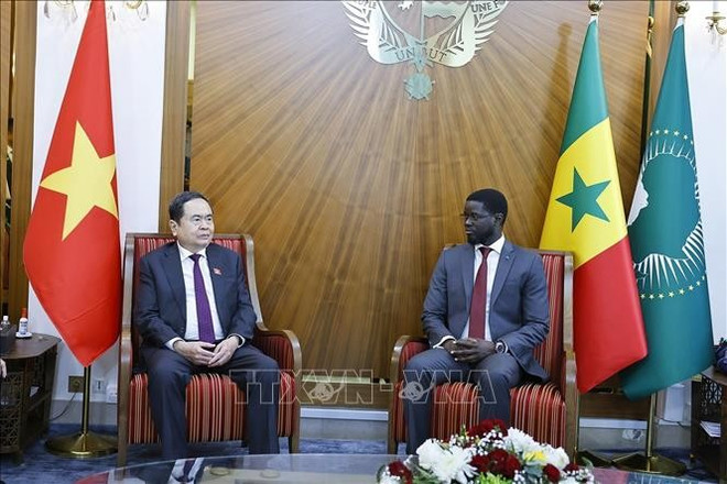 El titular de la Asamblea Nacional de Vietnam, Tran Thanh Man, se reúne con el presidente de Senegal, Bassirou Diomaye Faye. (Fuente: VNA) hoi-kien2-24725.jpg