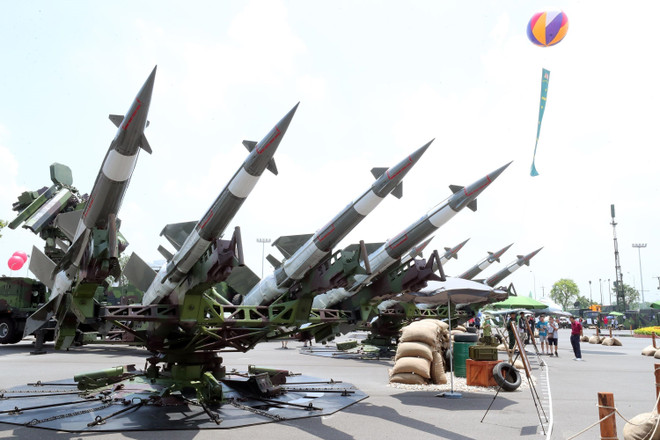 Exhibición al aire libre con misiles y armas militares producidas y modernizadas por las Corporaciones de la Industria de Defensa de Vietnam. (Foto: VNA) vna-potal-khu-trung-bay-cua-bo-quoc-phong-de-lai-nhieu-an-tuong-cho-nguoi-xem-8240660.jpg