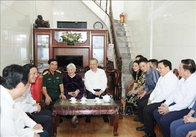 El secretario general del Partido Comunista de Vietnam, To Lam, visita a la Madre Heroína Nguyen Thi Oanh. (Fuente: VNA) tbt-tham-me-vnah.jpg