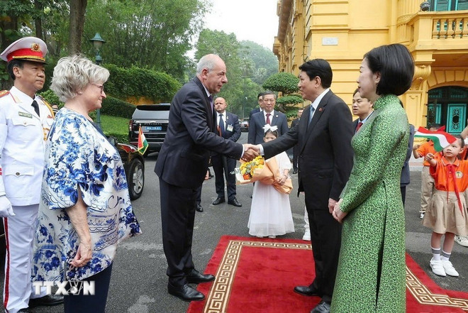 El presidente de Vietnam, Luong Cuong, y su esposa reciben al presidente de Hungría, Sulyok Tamas, y su esposa. (Foto: VNA) chu-tich-nuoc-luong-cuong-chu-tri-le-don-tong-thong-hungary-sulyok-tamas-8058946-2.jpg