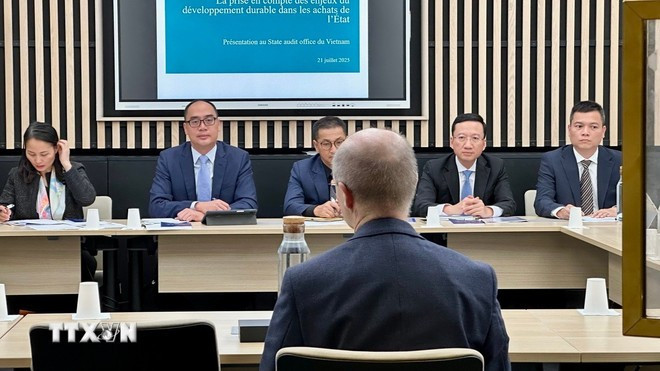 La delegación de Auditoría Estatal de Vietnam y representantes del Tribunal de Cuentas de Francia. (Foto: VNA) doan-kiem-toan-nha-nuoc-viet-nam-lam-viec-voi-toa-tham-ke-phap2.jpg