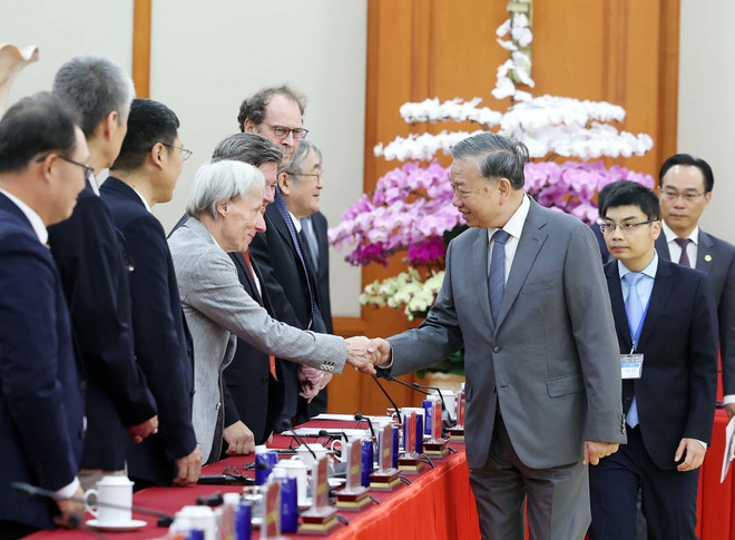 El secretario general del Partido Comunista de Vietnam, To Lam, y los delegados. (Foto: VNA) vna-potal-tong-bi-thu-tiep-dai-bieu-du-hoi-thao-quoc-te-viet-nam-hoc-lan-thu-7-8364167.jpg