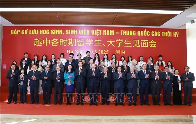El secretario general del Partido Comunista de Vietnam, To Lam, y los delegados asistentes del programa de intercambio. (Fuente: VNA) to-lam-luu-hoc-sinh-vn-tq-20032025-03.jpg