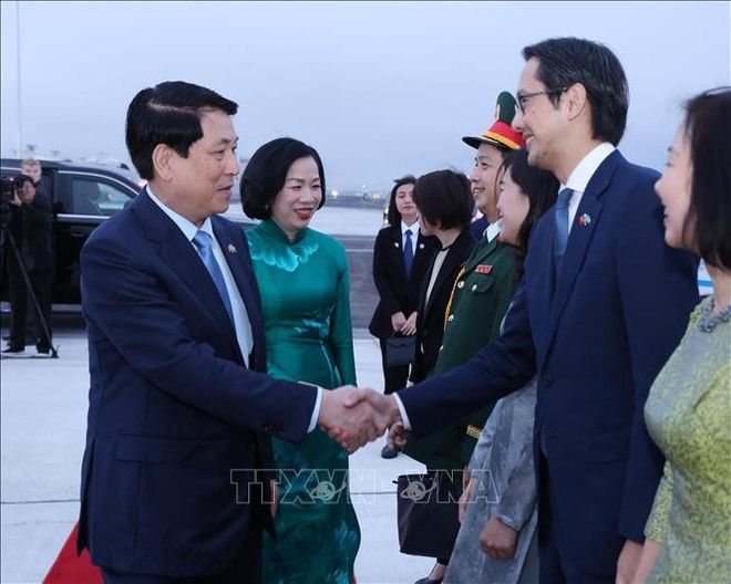 El presidente Luong Cuong y su esposa parten de Nueva York rumbo a su país. Foto: VNA ket-thuc-2.jpg