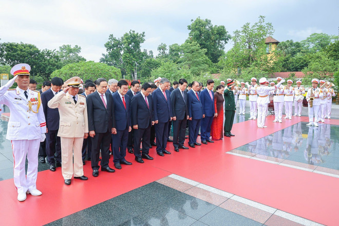 Una delegación de dirigentes y exdirigentes del Partido y Estado rinde homenaje a héroes y mártires en el Monumento de la calle Bac Son, en Hanoi. (Fuente: VNA) vna-potal-lanh-dao-dang-nha-nuoc-vao-lang-vieng-chu-tich-ho-chi-minh-va-dang-huong-tuong-niem-cac-anh-hung-liet-sy-8216090.jpg