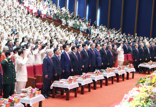 El secretario general del Partido Comunista de Vietnam, To Lam, y otros dirigentes y exdirigentes del Partido y Estado, y los delegados participan en el evento. (Fuente: VNA) vna-potal-lanh-dao-dang-nha-nuoc-du-le-ky-niem-80-nam-ngay-truyen-thong-cong-an-nhan-dan-8216215.jpg