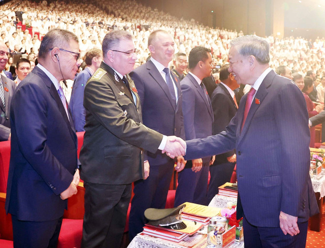 El secretario general del Partido Comunista de Vietnam, To Lam, y delegados internacionales. (Fuente: VNA) vna-potal-le-ky-niem-80-nam-ngay-truyen-thong-cong-an-nhan-dan-1981945-1982025-va-20-nam-ngay-hoi-toan-dan-bao-ve-an-ninh-to-quoc-1982005-1982025-8216112.jpg