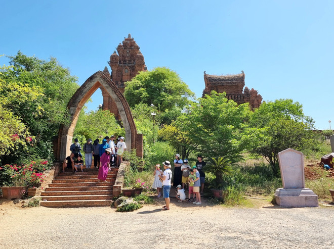 La Torre Po Klong Garai (distrito de Do Vinh, Khanh Hoa), una reliquia arquitectónica y artística nacional, atrae a los visitantes. Foto: VNA anh-2-3.jpg