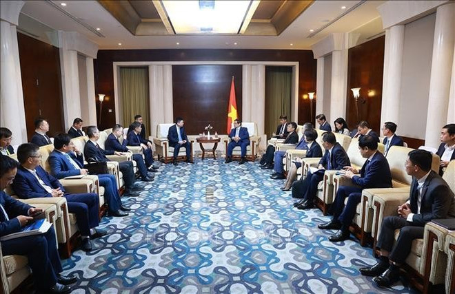 El primer ministro de Vietnam, Pham Minh Chinh, recibe a Yang Weidong, presidente del Consejo de Administración del CHEC. (Foto: VNA) duong-ve-dong.jpg