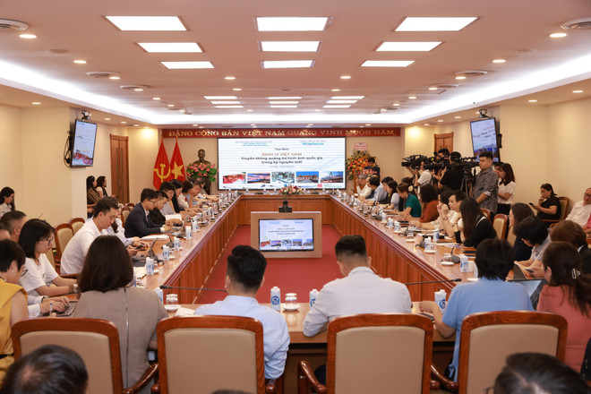 Los delegados comparten experiencias y aportan ideas al borrador de la Estrategia para la difusión de la imagen del país en el exterior (Foto: VietnamPlus) tvv-0607.jpg