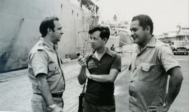 El periodista Nguyen Duy Cuong (en el centro) entrevista al capitán de un barco cubano en el puerto de Hai Phong, diciembre de 1973. (Foto de archivo: VNA) chu-cuong.jpg