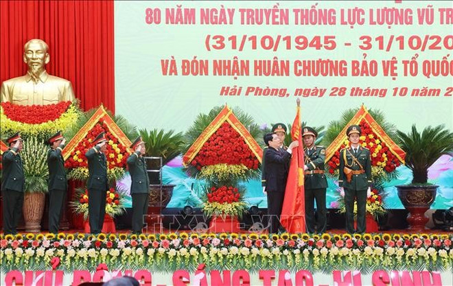 El presidente Luong Cuong coloca la Orden de Defensa de la Patria de Primera Clase en la Bandera de la Victoria de la Región Militar 3. (Foto: VNA) chu-tich-nuoc-luong-cuong-gan-huan-chuong-bao-ve-to-quoc-hang-nhat-len-quan-ky-quyet-thang-cua-quan-khu-3-anh-lam-khanh-ttxvn.jpg
