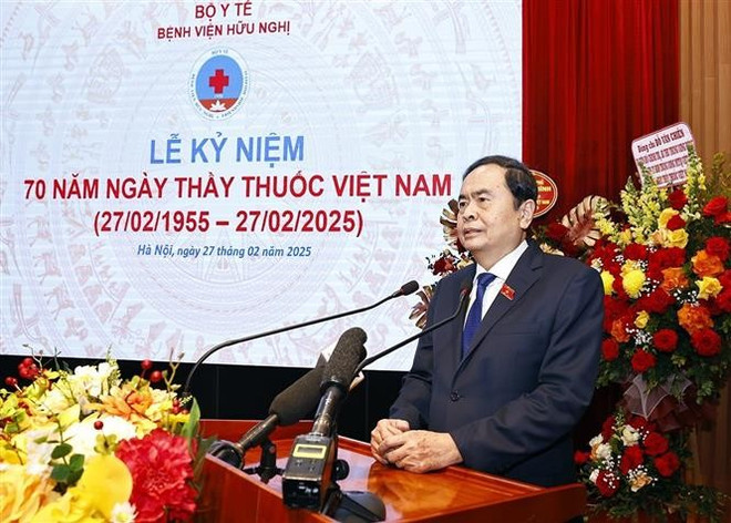 vna-potal-chu-tich-quoc-hoi-du-le-ky-niem-70-nam-ngay-thay-thuoc-viet-nam-tai-benh-vien-huu-nghi-7877519.jpg